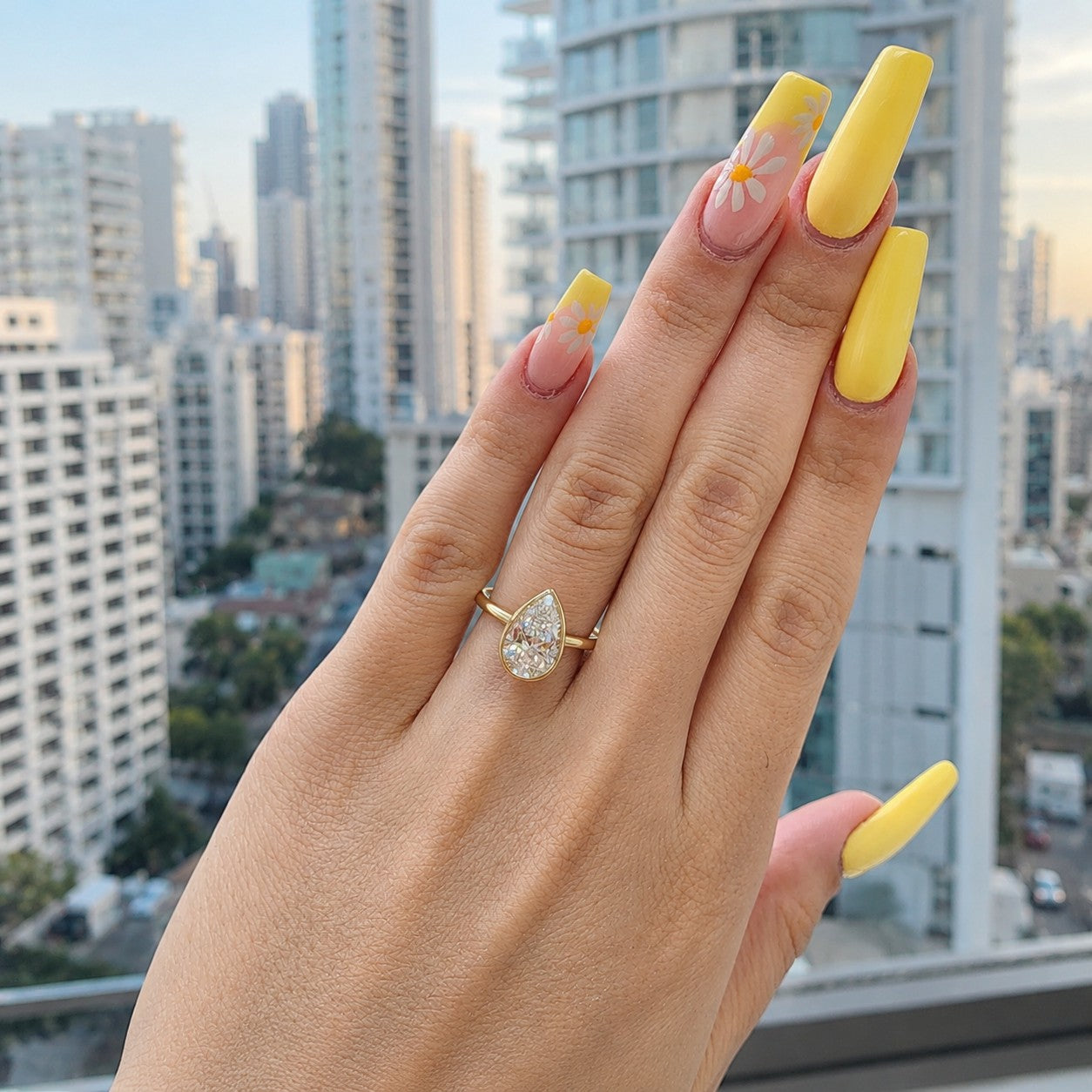 טבעת יהלום מעבדה טיפה PEAR בשיבוץ ייחודי מזהב צהוב