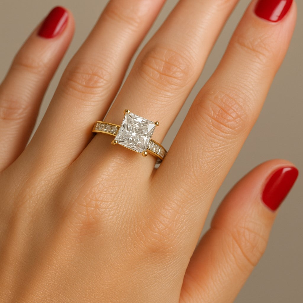 טבעת קיסר פרינסס זהב צהוב עם יהלום מעבדה מרכזי ושורת יהלומי פרינסס בצדדים