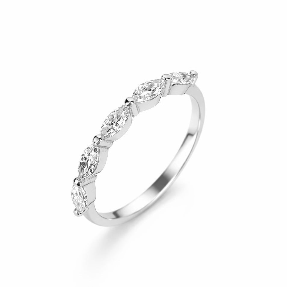 טבעת זהב לבן שורת מרקיזות עם יהלומי מעבדה בעיצוב מודרני