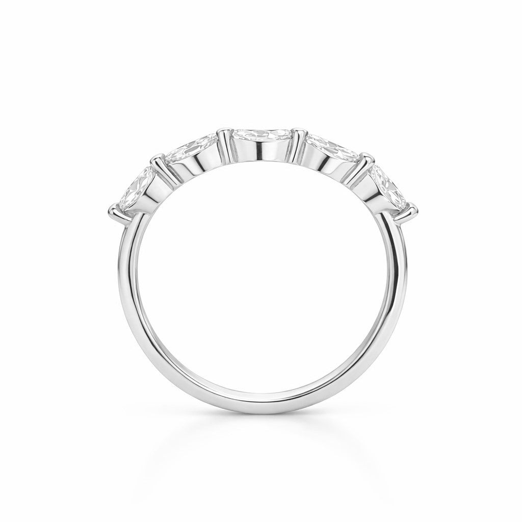 טבעת זהב לבן שורת מרקיזות עם יהלומי מעבדה בעיצוב מודרני