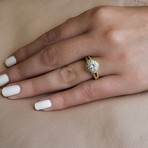 גבריאלה טבעת זהב צהוב עם יהלום עגול ועיצוב פרח ייחודי