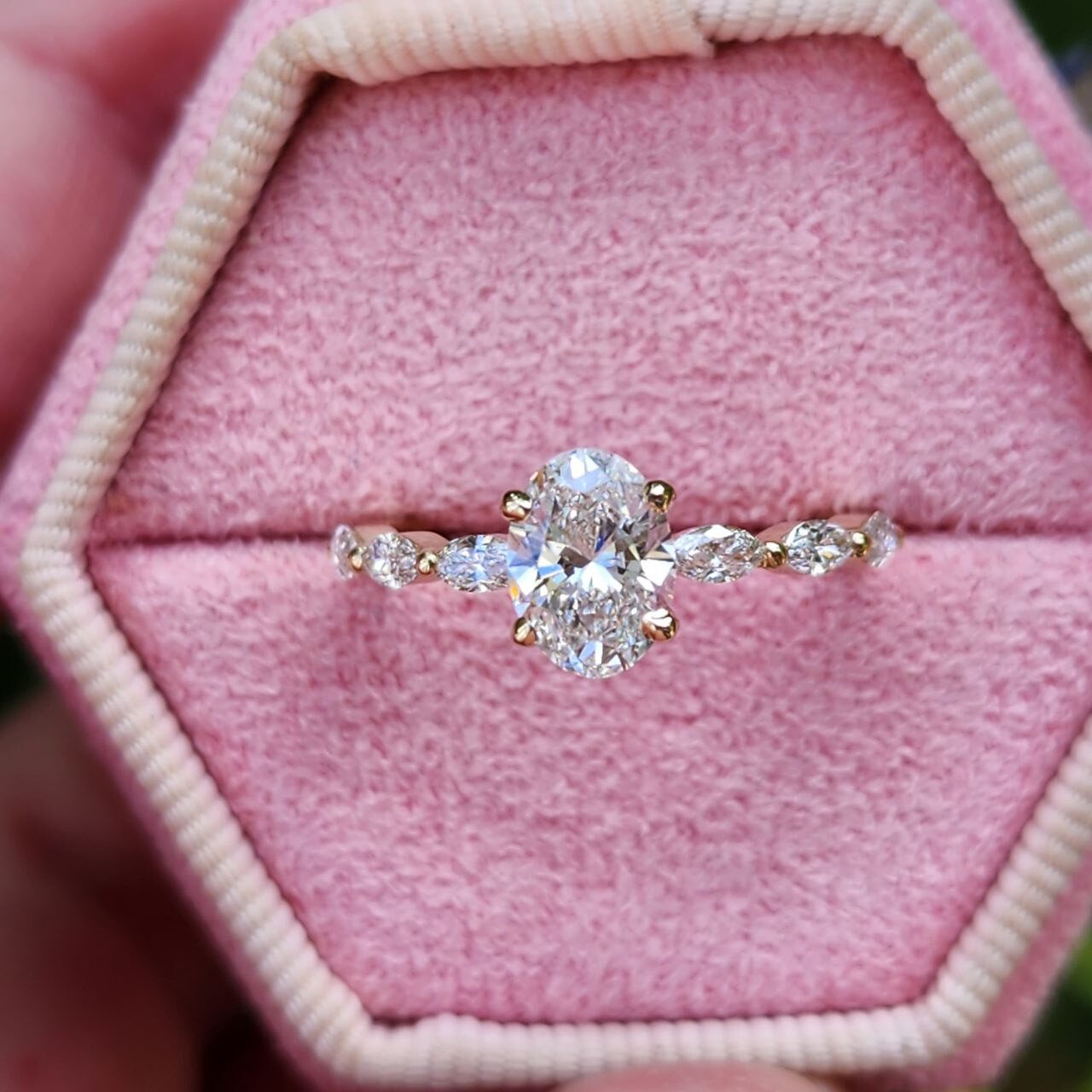 טבעת אירוסין זואי מזהב לבן בשיבוץ יהלומי אובל ומרקיזות