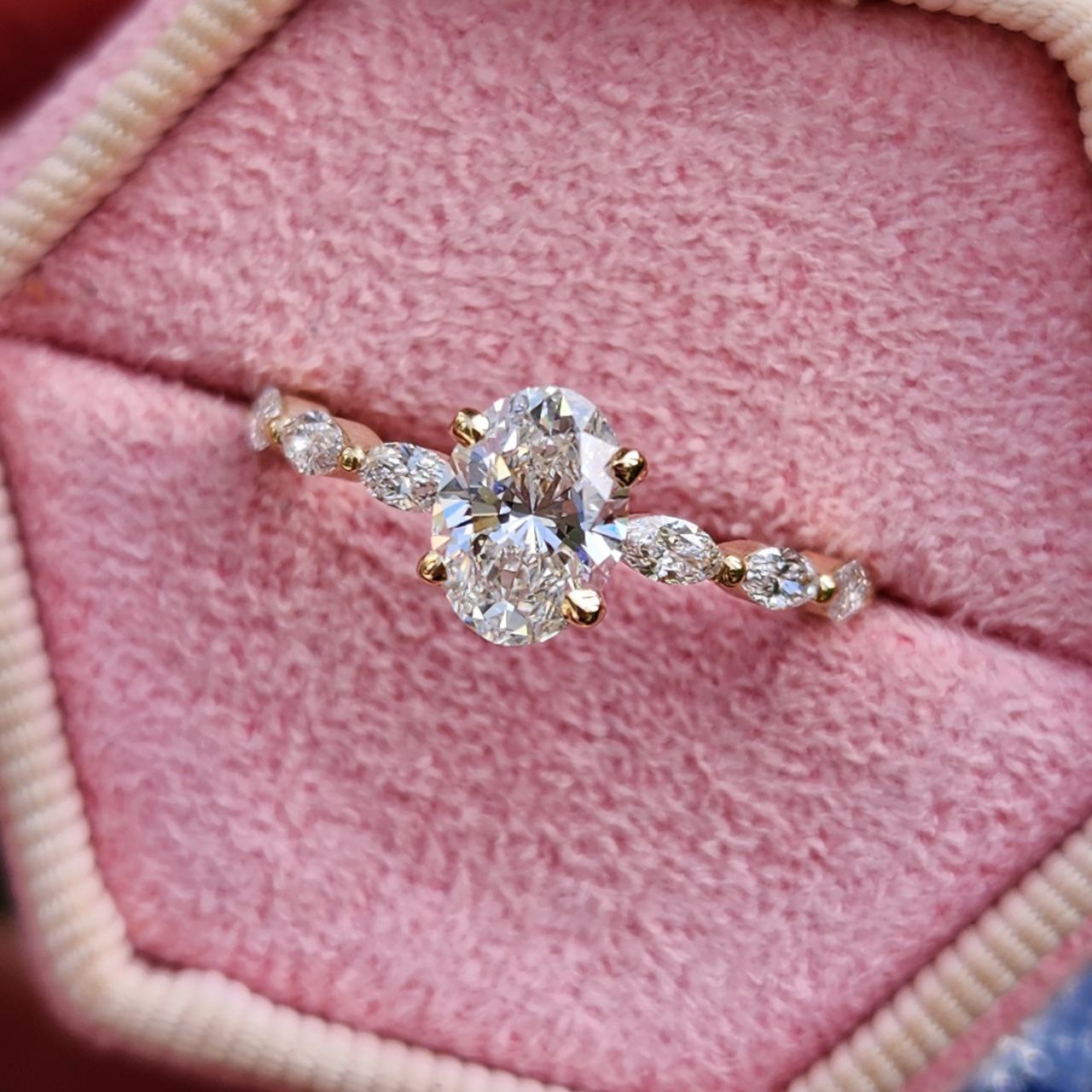 טבעת אירוסין זואי מזהב לבן בשיבוץ יהלומי אובל ומרקיזות