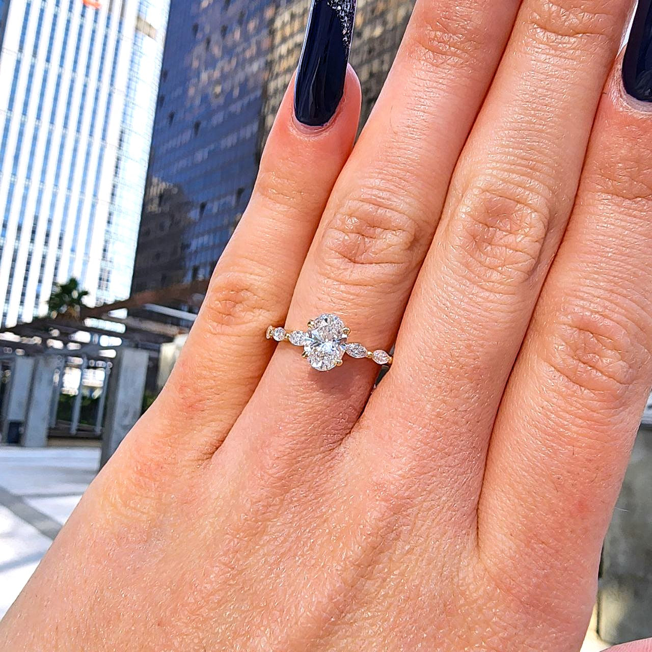 טבעת יהלומי מעבדה זואי משובצת אובל ויהלומי מרקיזה