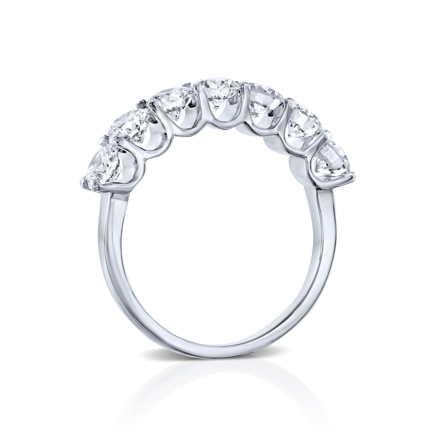 טבעת שורה מזהב לבן המשובצת 7 יהלומים עגולים המשובצים באופן צמוד