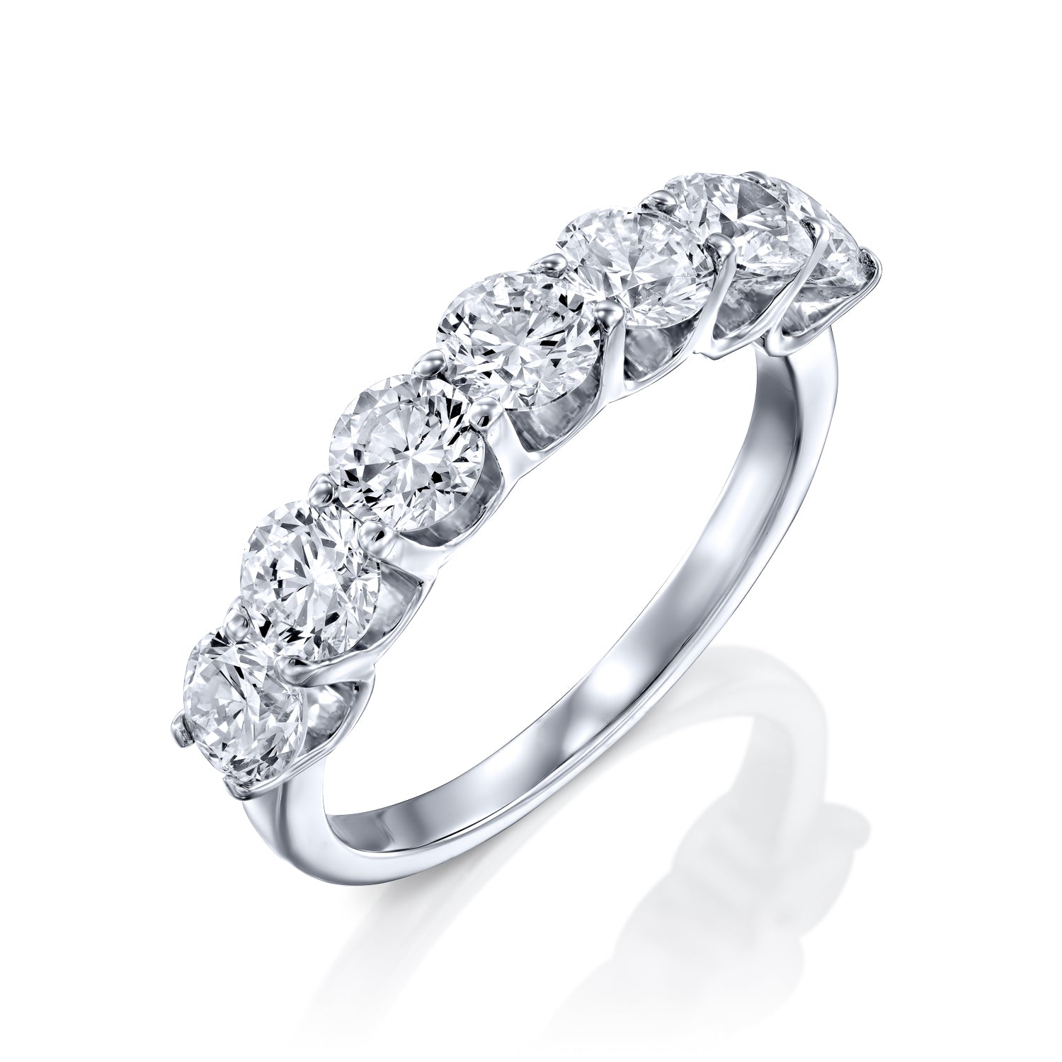 טבעת שורה מזהב לבן המשובצת 7 יהלומים עגולים המשובצים באופן צמוד