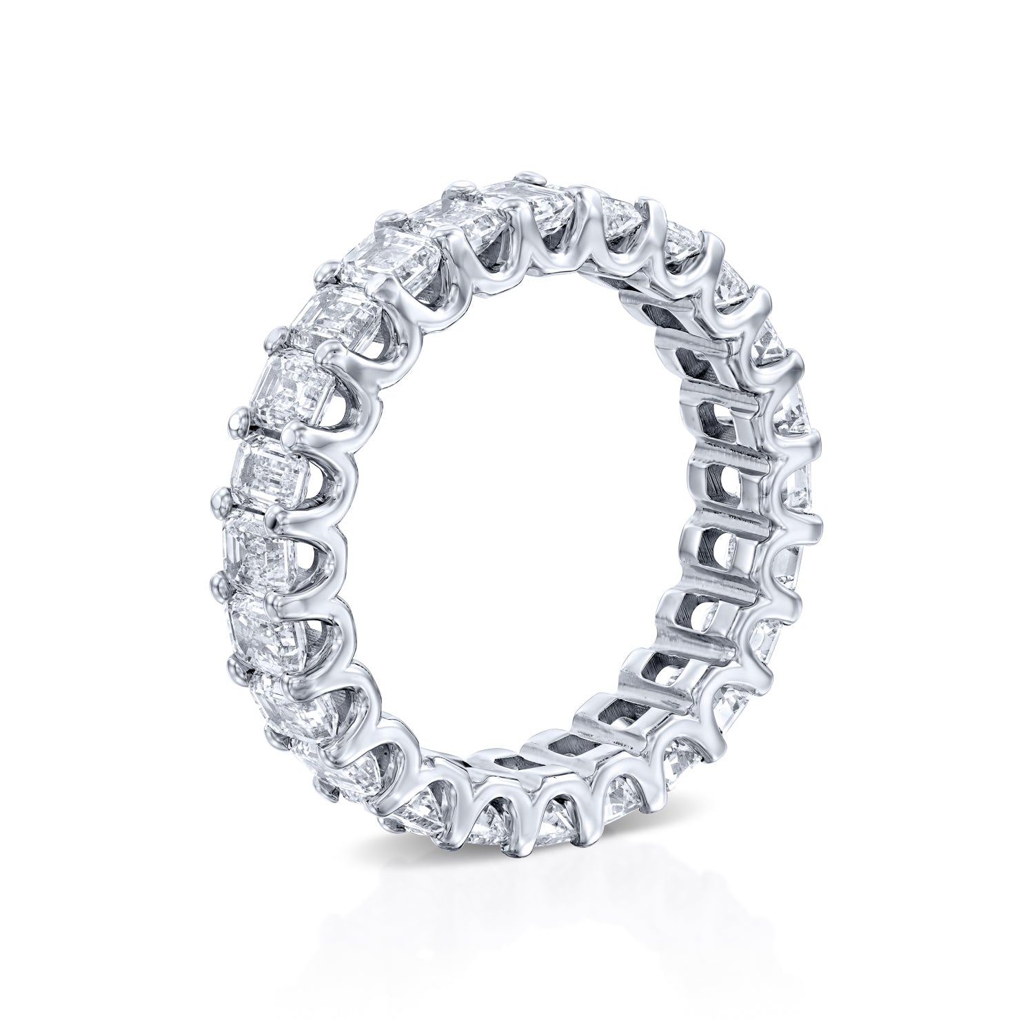 טבעת זהב לבן עם אמרלדים בעיצוב איטרנטי אלגנטי המשובץ לכל ההיקף