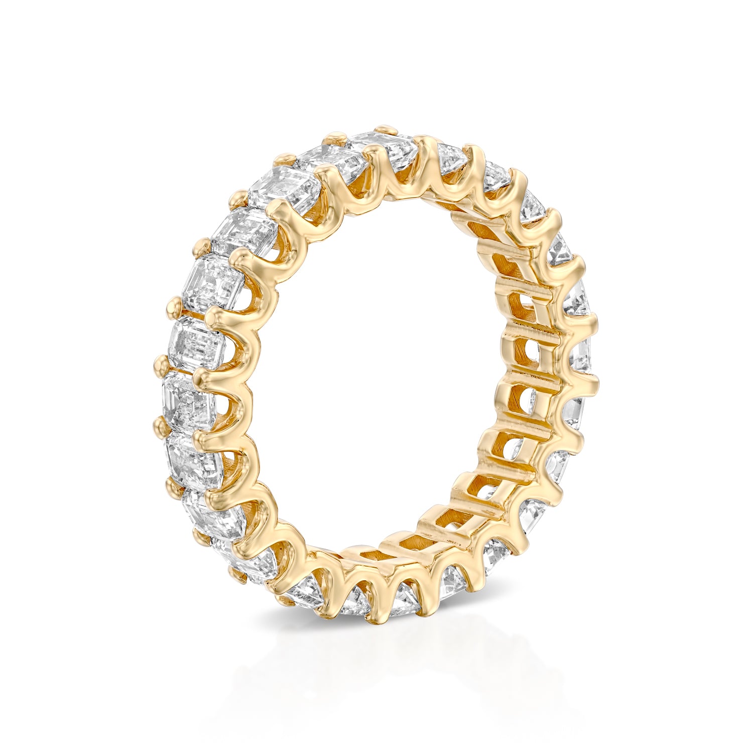 טבעת איטרניטי זהב צהוב עם יהלומי אמרלד בעיצוב יוקרתי לכל ההיקף