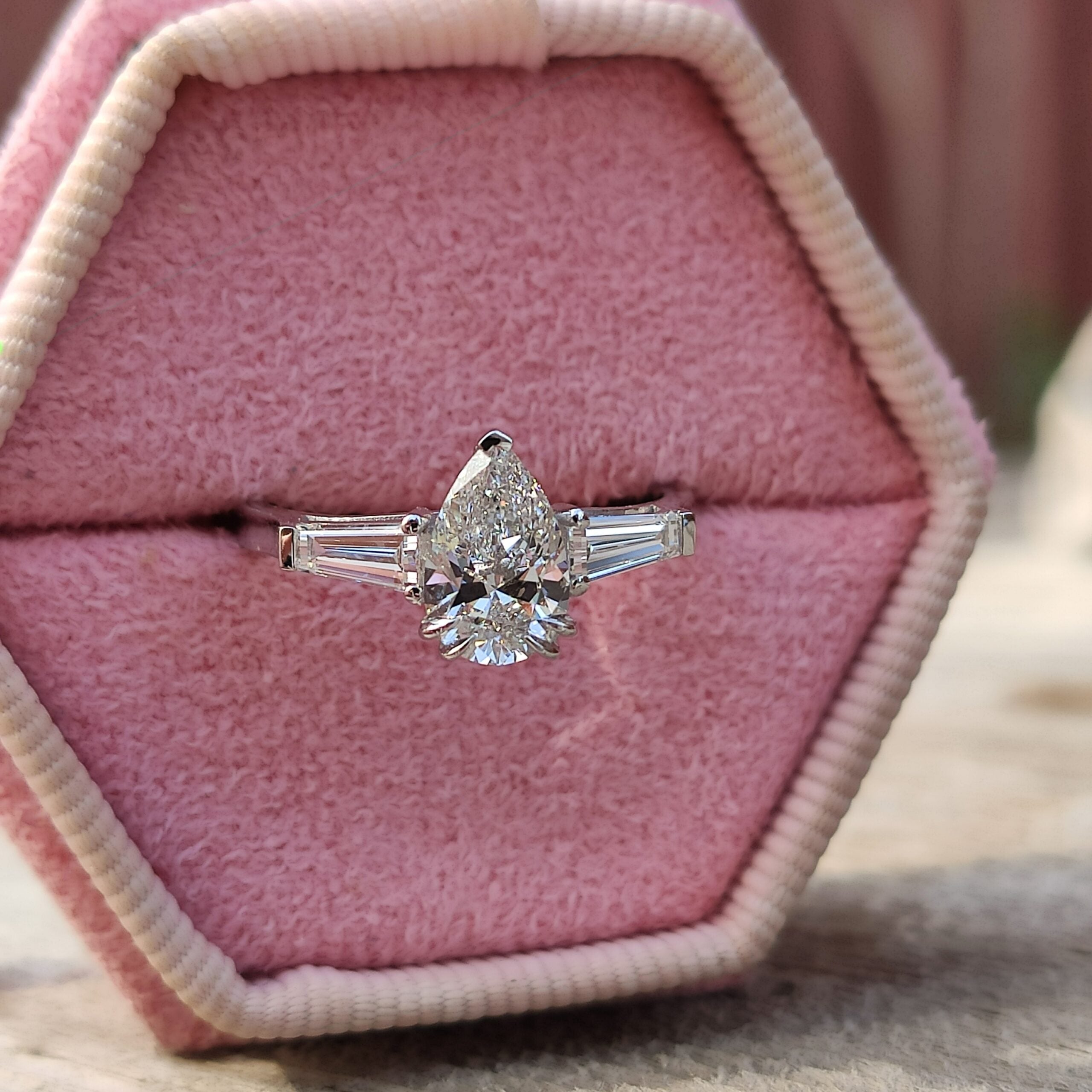 טבעת יהלום מעבדה טיפה ושני טייפרים