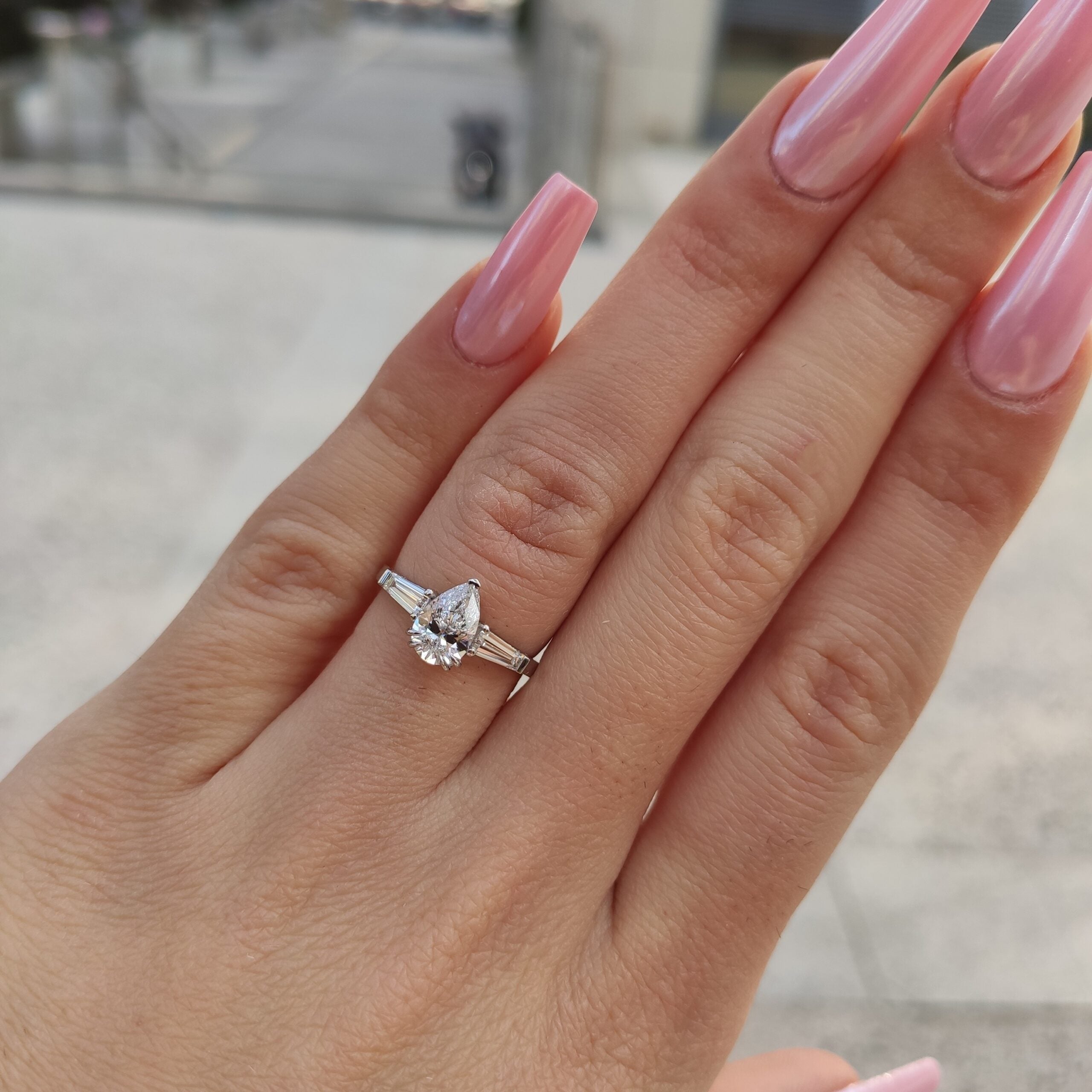 טבעת יהלום מעבדה טיפה ושני טייפרים