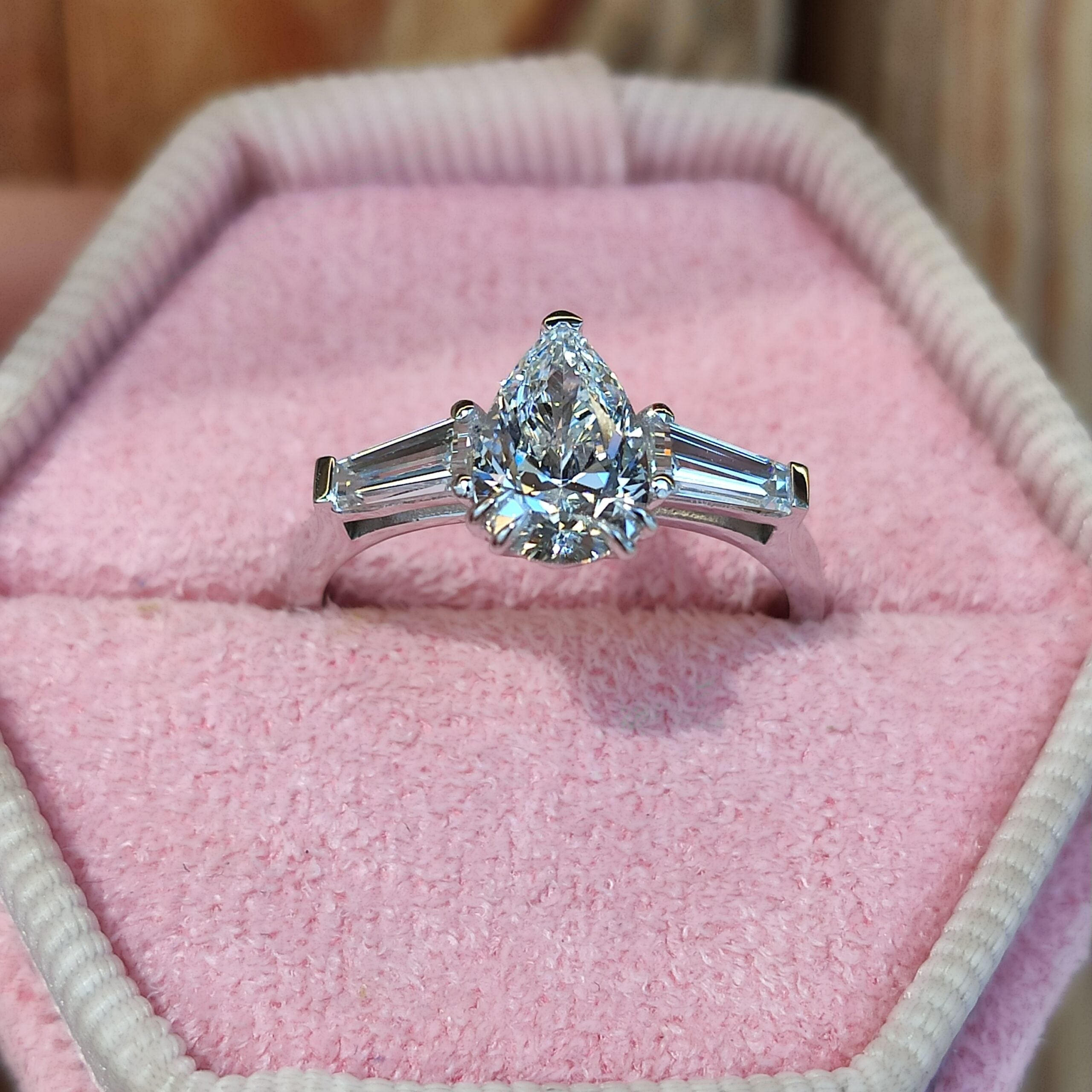 טבעת יהלום מעבדה טיפה וטייפרים בצהוב