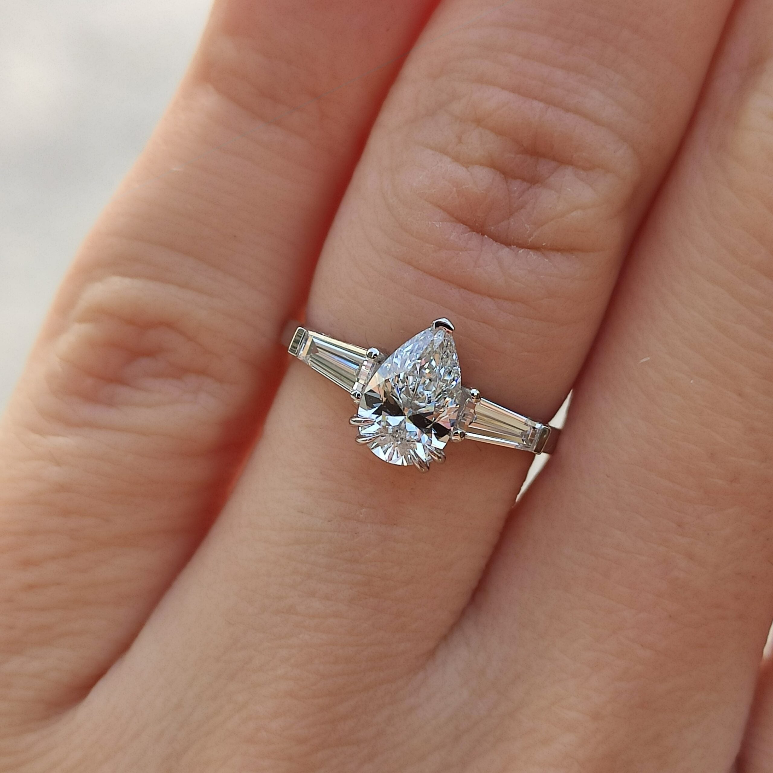 טבעת יהלום מעבדה טיפה וטייפרים בצהוב