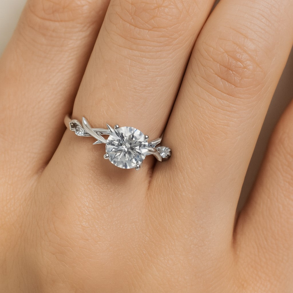 טבעת יהלום עגול בזהב לבן 14K עם עיטורי קוצים יוקרה בעיצוב חד-פעמי