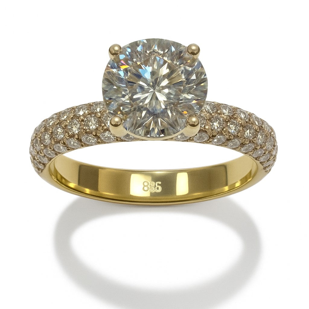 טבעת אירוסין קיי מזהב צהוב משובצת יהלום מעבדה מרכזי ויהלומי צד נוצצים בעיצוב יוקרתי