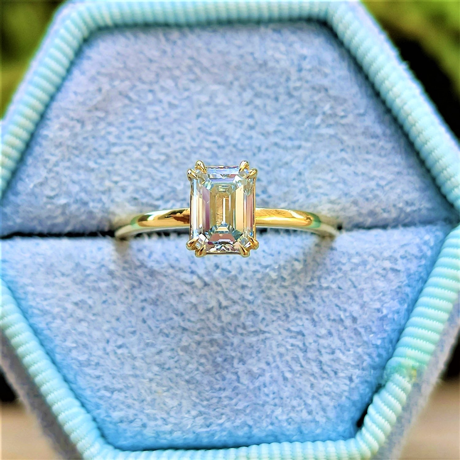 טבעת אירוסין "סוליטר אמרלד" זהב צהוב