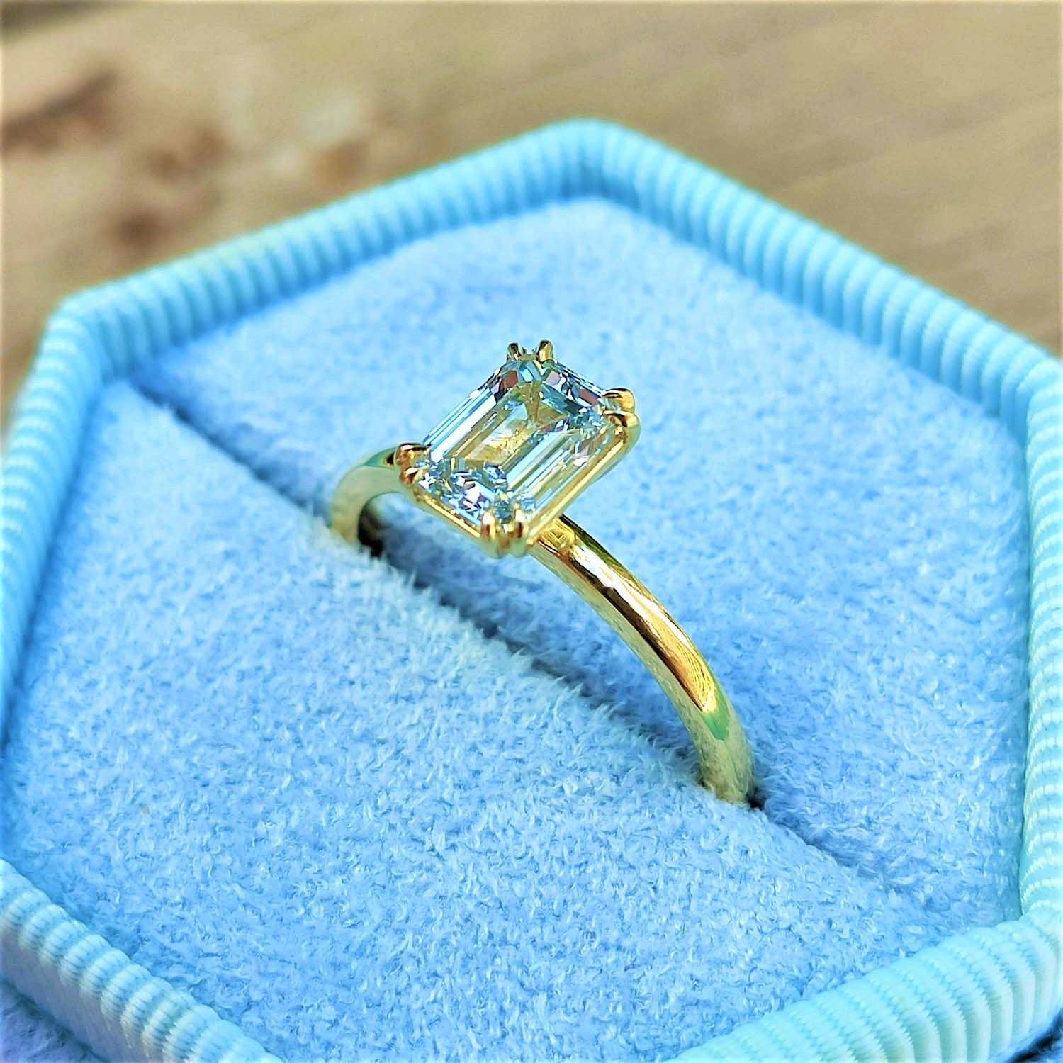 טבעת אירוסין "סוליטר אמרלד" זהב צהוב