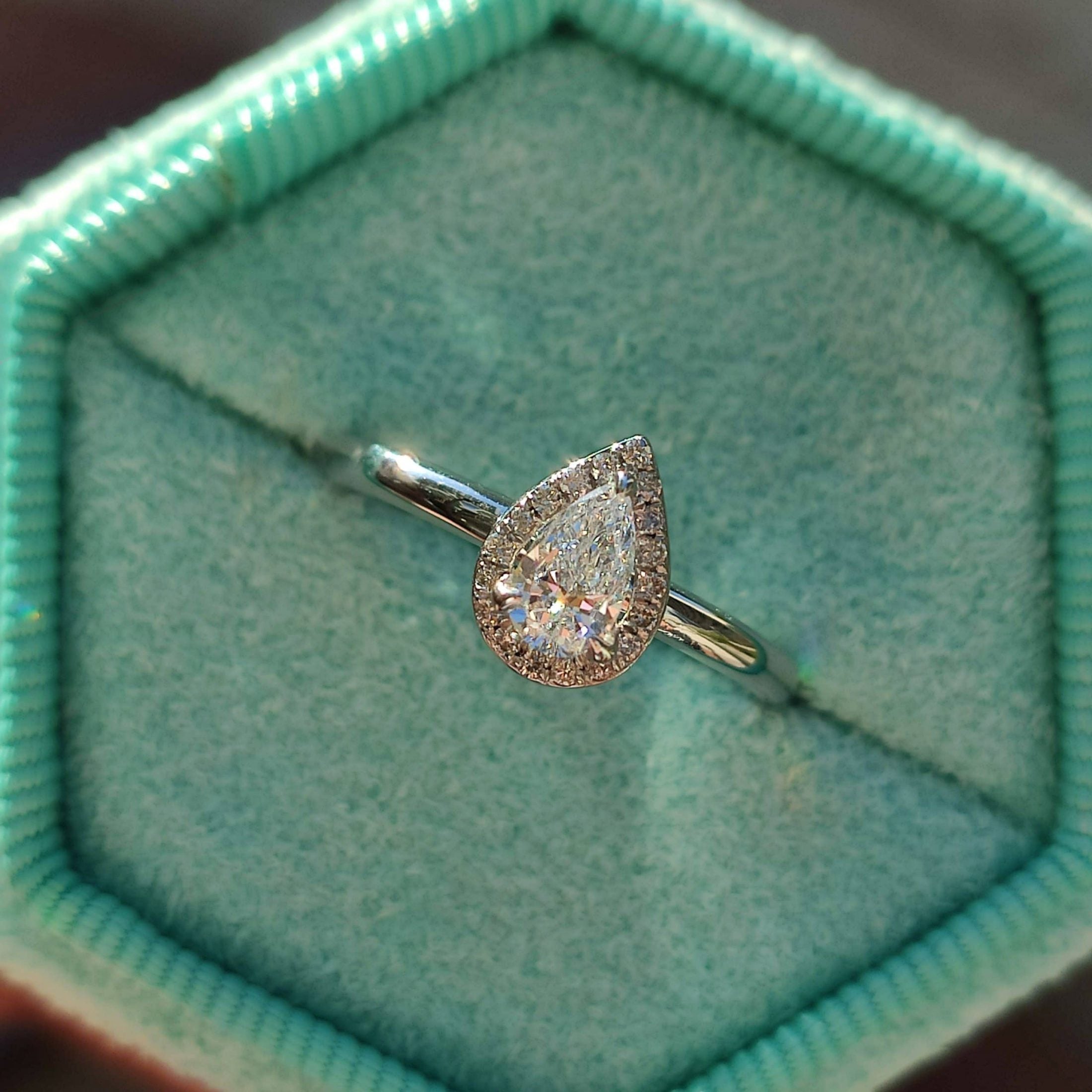 טבעת יהלום טיפה "רוז" זהב לבן