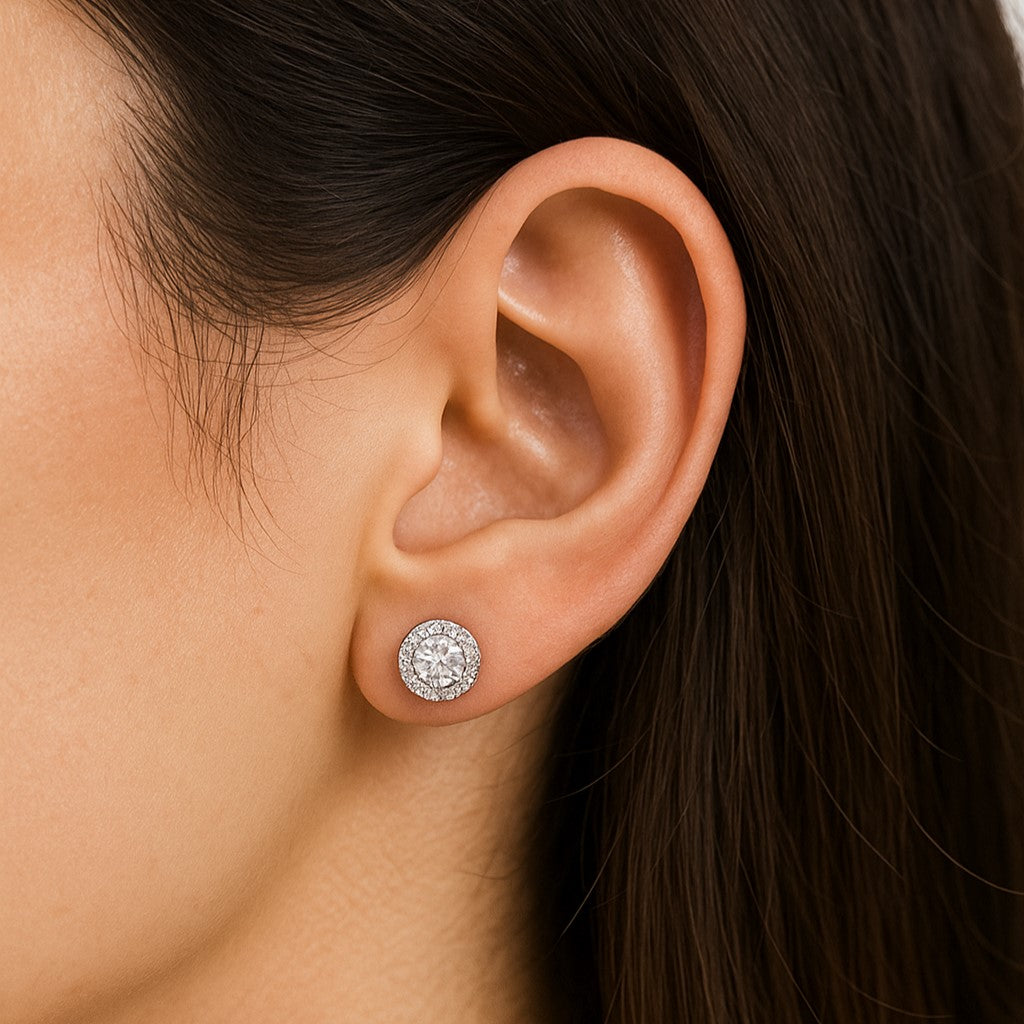 עגילי היילו מזהב לבן המשובצים יהלומים עגולים