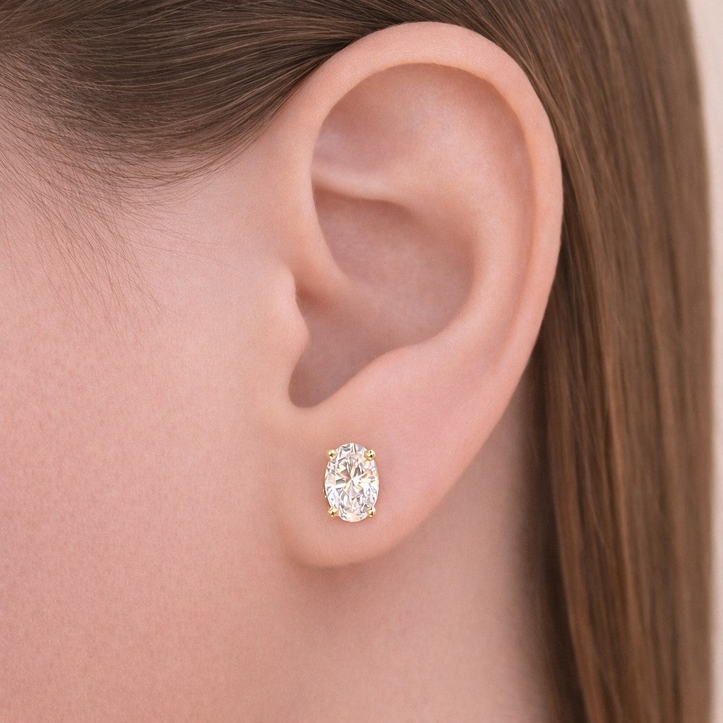 יהלומי מעבדה "אובל" המשובצים בעגילי סוליטר צמודים לאוזן בזהב צהוב