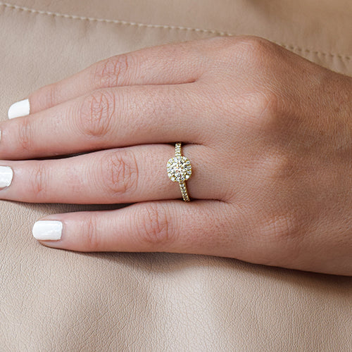 טבעת יהלומים אלה מזהב צהוב בעיצוב היילו