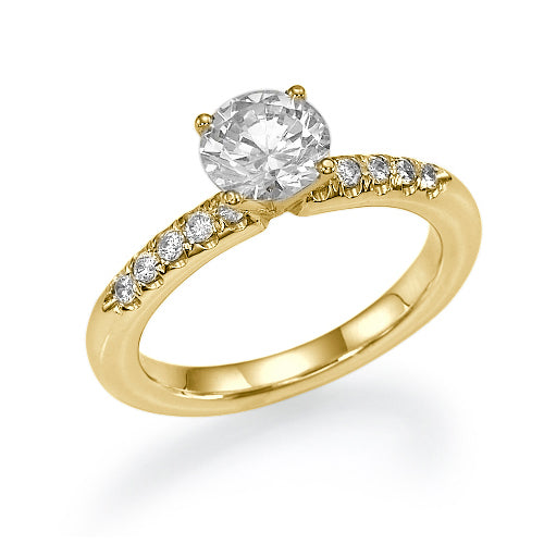 טבעת ניקי זהב צהוב עם יהלום מעבדה גדול ושיבוץ צדדים מבריק למראה יוקרתי