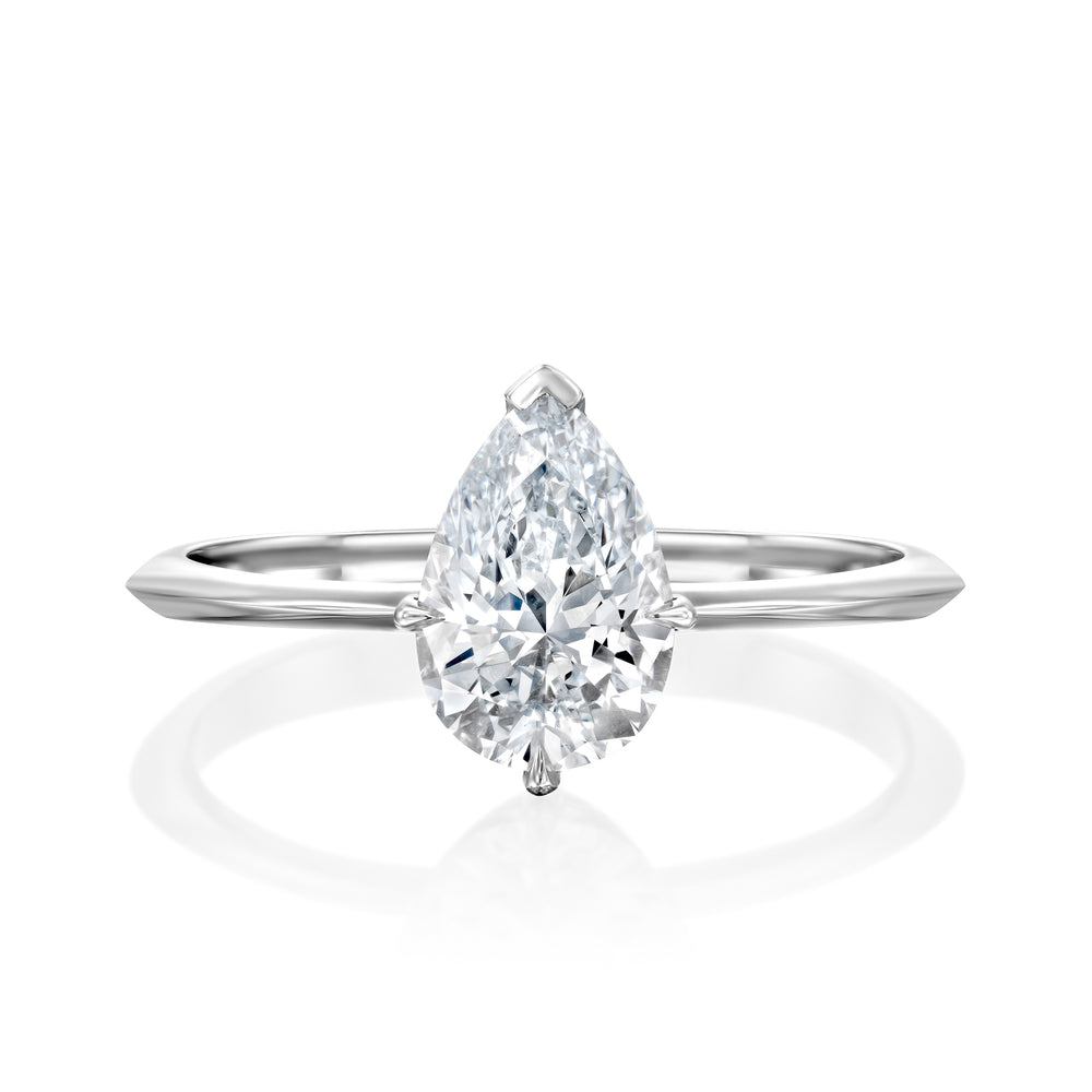 טבעת אירוסין לורי זהב לבן עם יהלום מעבדה בחיתוך טיפה