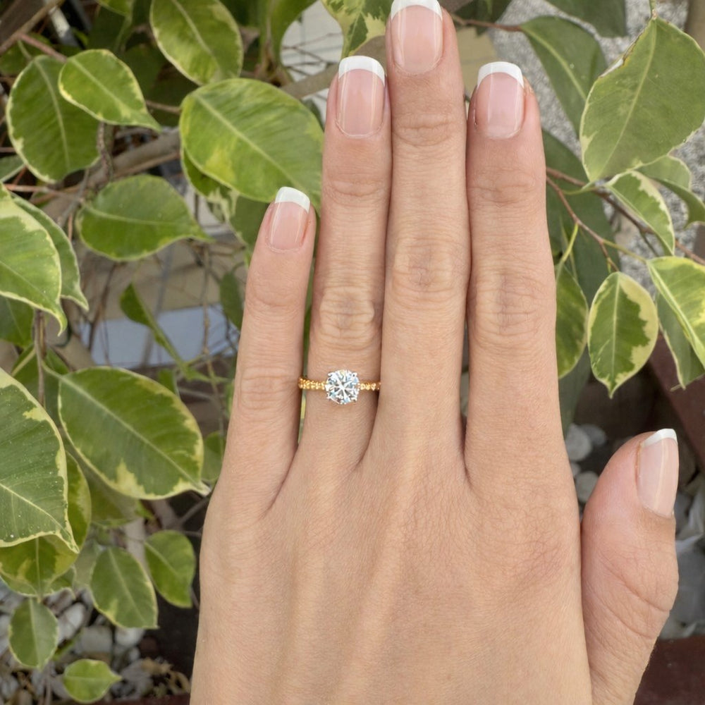 טבעת אירוסין קלאסית יהלום מעבדה עגול ושיבוץ קתדרלה