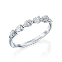 טבעת שורה מזהב לבן 5 יהלומי מעבדה מושלמים בצורת טיפה