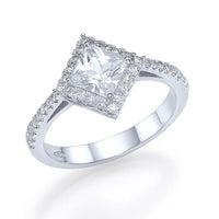 טבעת אמילי זהב לבן עם יהלום מעבדה פרינסס בעיצוב מרובע והילה נוצצת