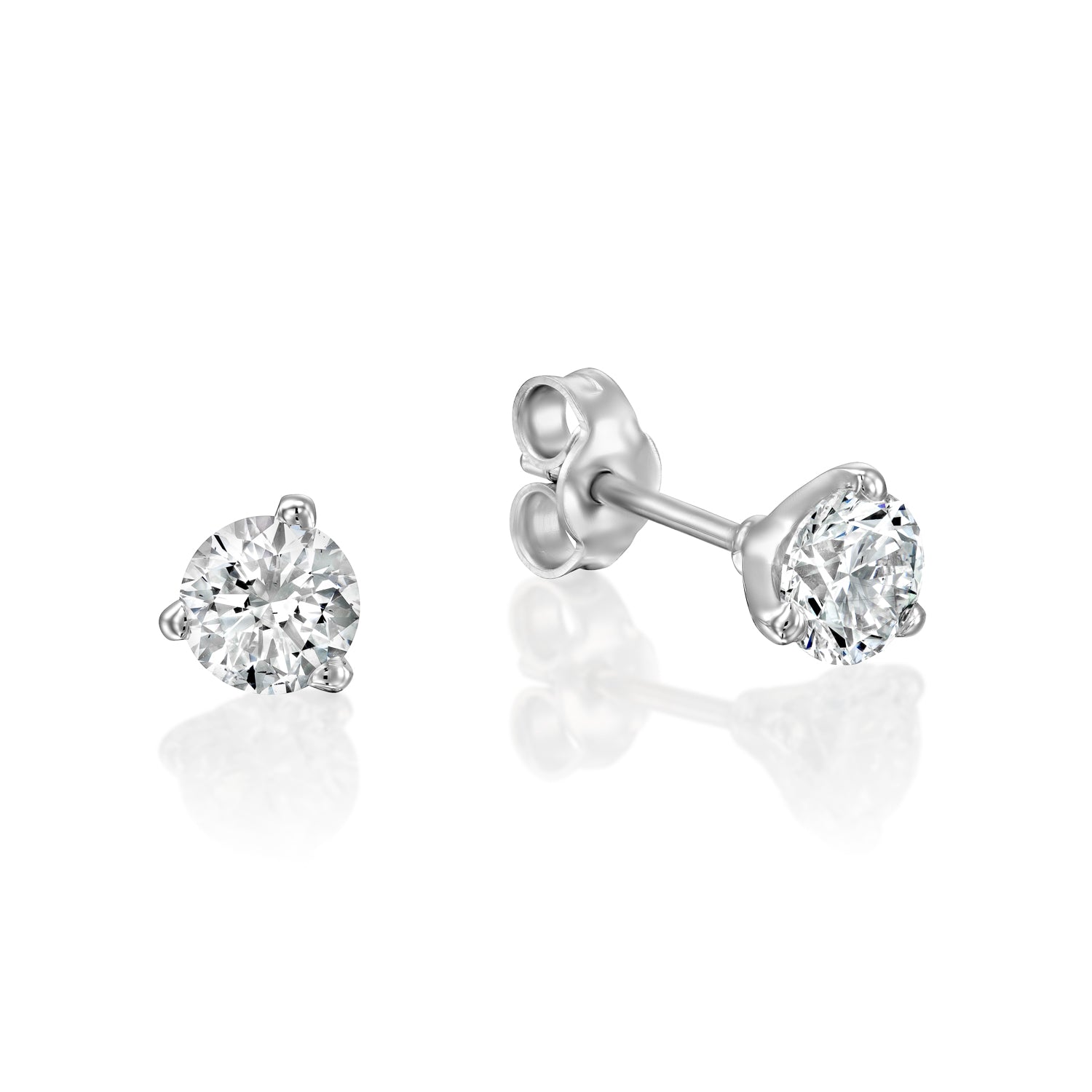 עגילי יהלומי מעבדה צמודים בעיצוב 3 שיניים עדינות מזהב לבן