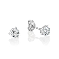 עגילי יהלומי מעבדה צמודים בעיצוב 3 שיניים עדינות מזהב לבן