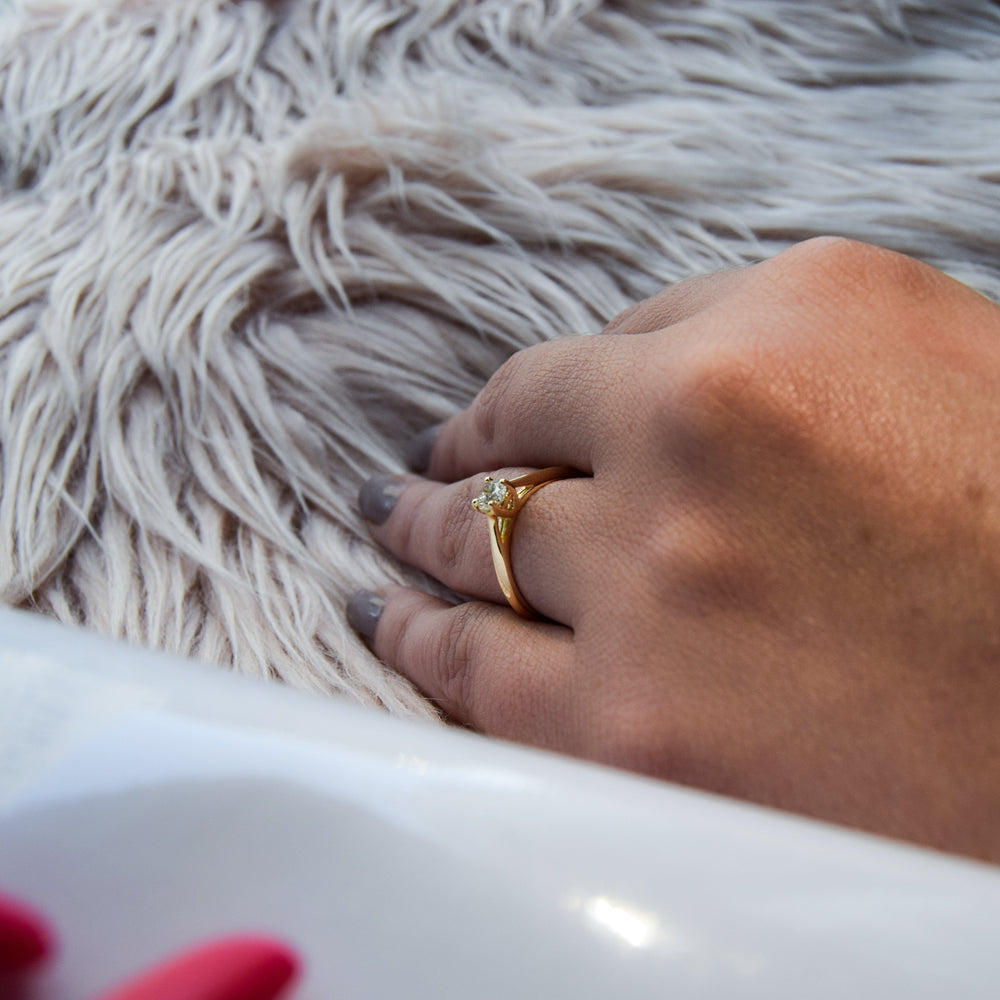 טבעת סוליטר זהב צהוב קלואי המשובצת יהלום בעיצוב מאוד קלאסי ועדין