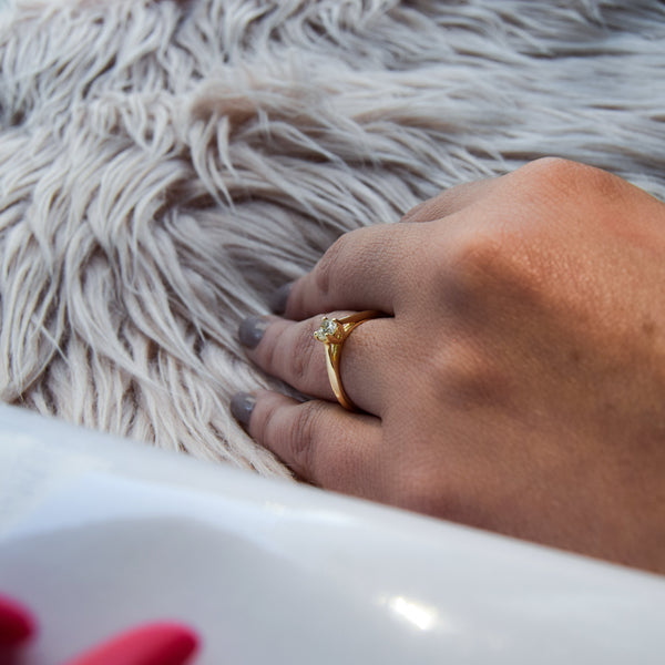 טבעת סוליטר זהב צהוב קלואי המשובצת יהלום בעיצוב מאוד קלאסי ועדין