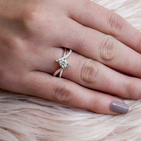 טבעת מייגן טוויסט זהב לבן יוקרתית עם יהלום מעבדה מבריק וזרועות משובצות