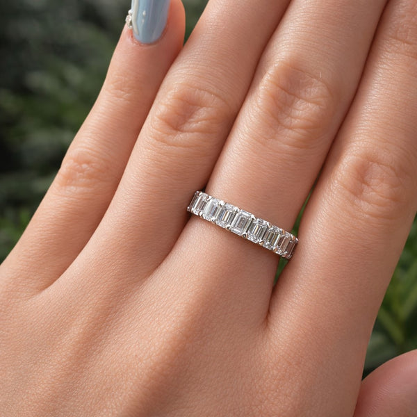 טבעת זהב לבן עם אמרלדים בעיצוב איטרנטי אלגנטי המשובץ לכל ההיקף