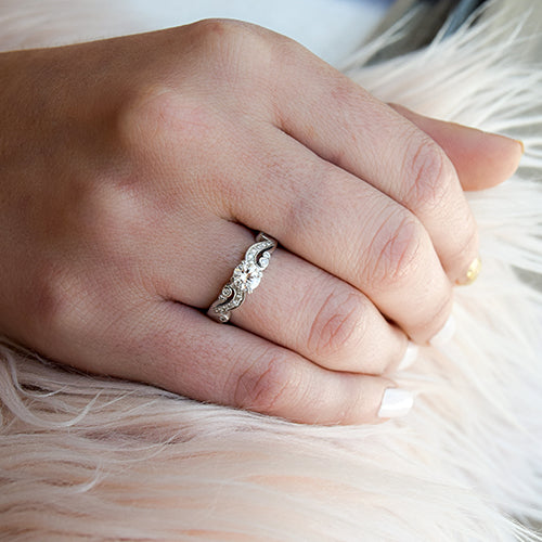 טבעת ג'ני וינטג זהב לבן עם יהלום מעבדה מרכזי ועיטורי יהלומים יוקרתיים