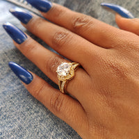 גבריאלה טבעת זהב לבן עם יהלום מעבדה בעיצוב פרח יוקרתי