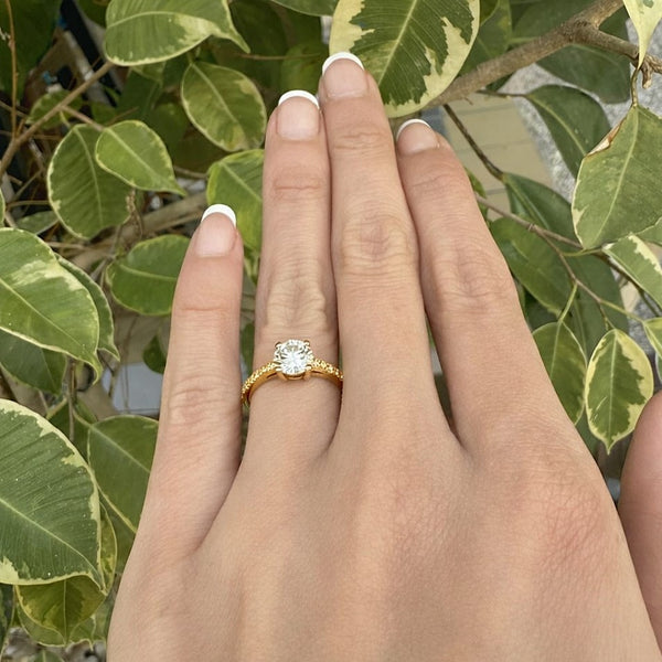 טבעת אירוסין קלאסית יהלום מעבדה עגול ושיבוץ קתדרלה