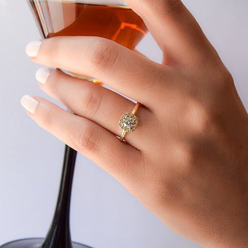 טבעת דומיניק היילו קושיין זהב צהוב עם יהלום מעבדה מרכזי וכתר יהלומים נוצצים