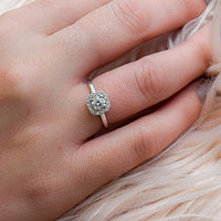 טבעת דומיניק היילו קושיין זהב לבן עם יהלום מעבדה מרכזי ויהלומים סביב