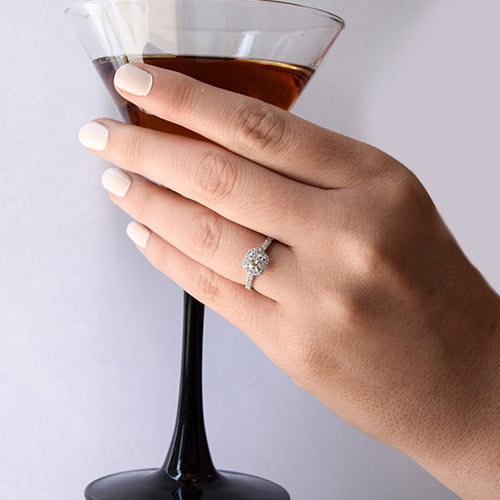 טבעת יהלום מעבדה אלה דגם היילו מזהב לבן