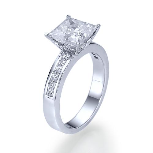טבעת קיסר מרובעת פרינסס יהלום מעבדה עם שיבוץ פרינסס בצדדים זהב לבן יוקרתי
