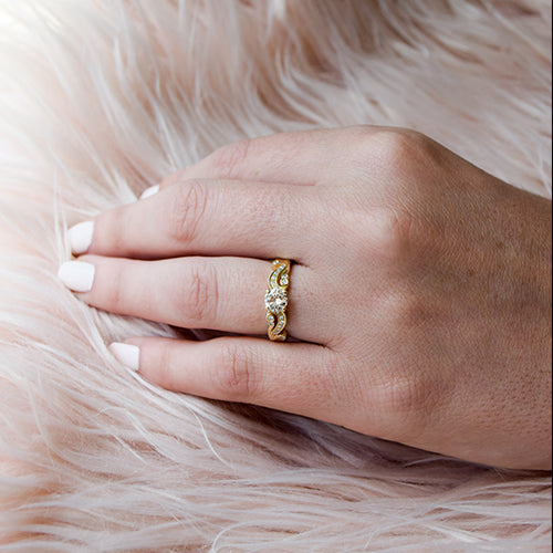 טבעת ג'ני וינטג זהב צהוב עם יהלום מעבדה מרכזי וזרועות משובצות יהלומים