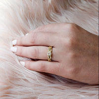 טבעת ג'ני וינטג זהב צהוב עם יהלום מעבדה מרכזי וזרועות משובצות יהלומים