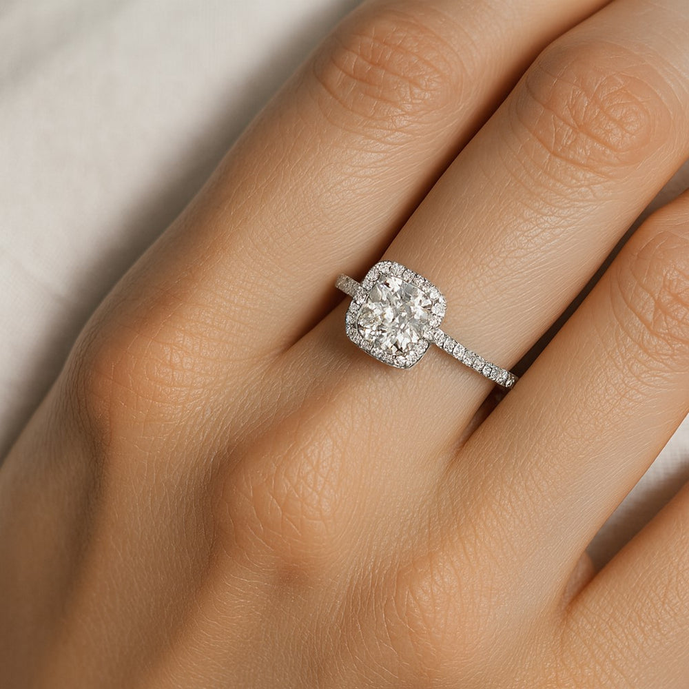 טבעת קושיין מזהב לבן עם יהלום מעבדה יוקרה וניצוץ מושלם