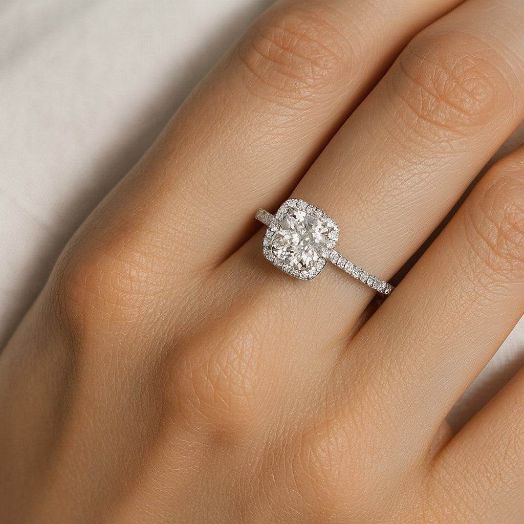 טבעת קושיין מזהב לבן עם יהלום מעבדה יוקרה וניצוץ מושלם