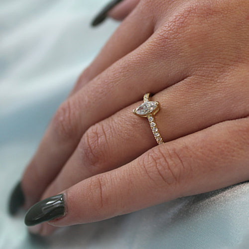 טבעת אירוסין אלזה יהלום מרקיזה זהב צהוב עם יהלומים עדינים