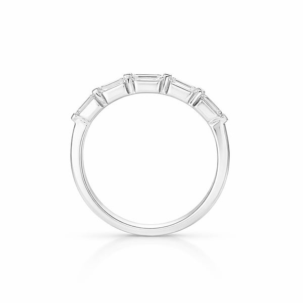 טבעת זהב לבן בעיצוב שורה יהלומי מעבדה אמרלד