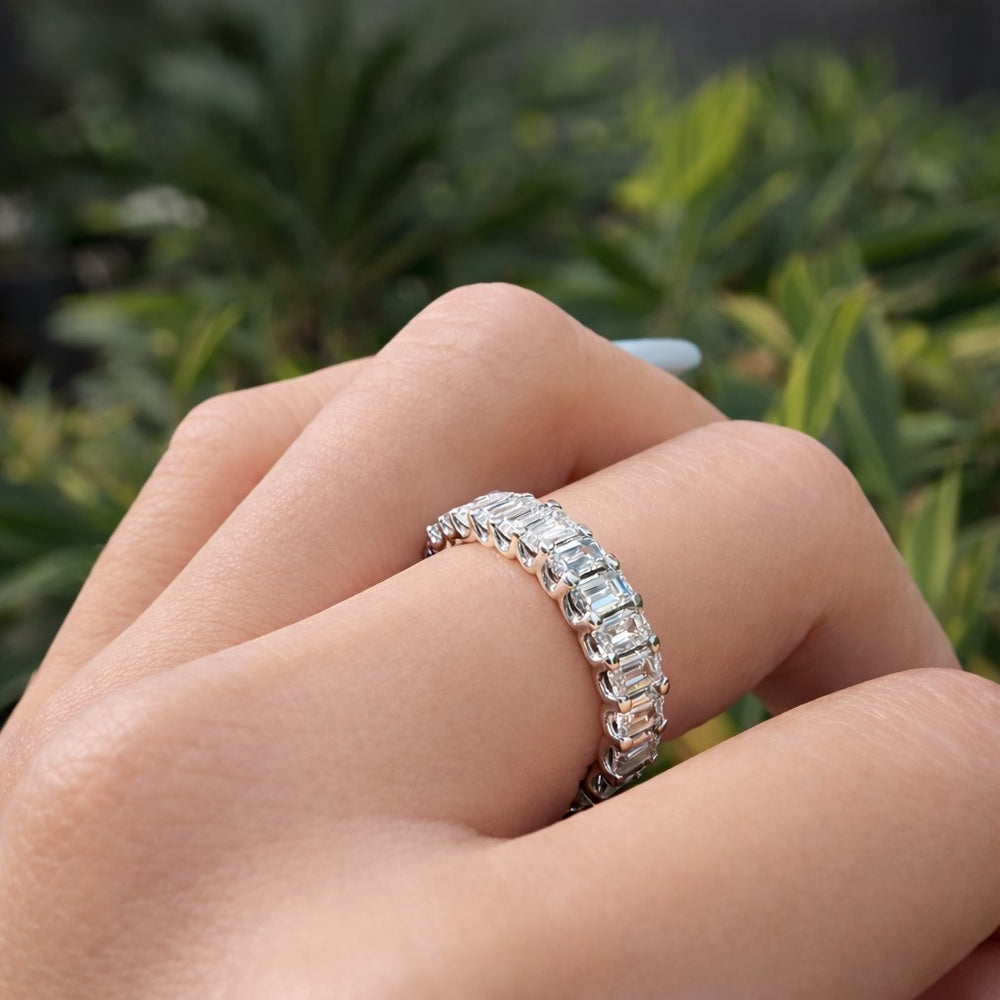 טבעת זהב לבן עם אמרלדים בעיצוב איטרנטי אלגנטי המשובץ לכל ההיקף