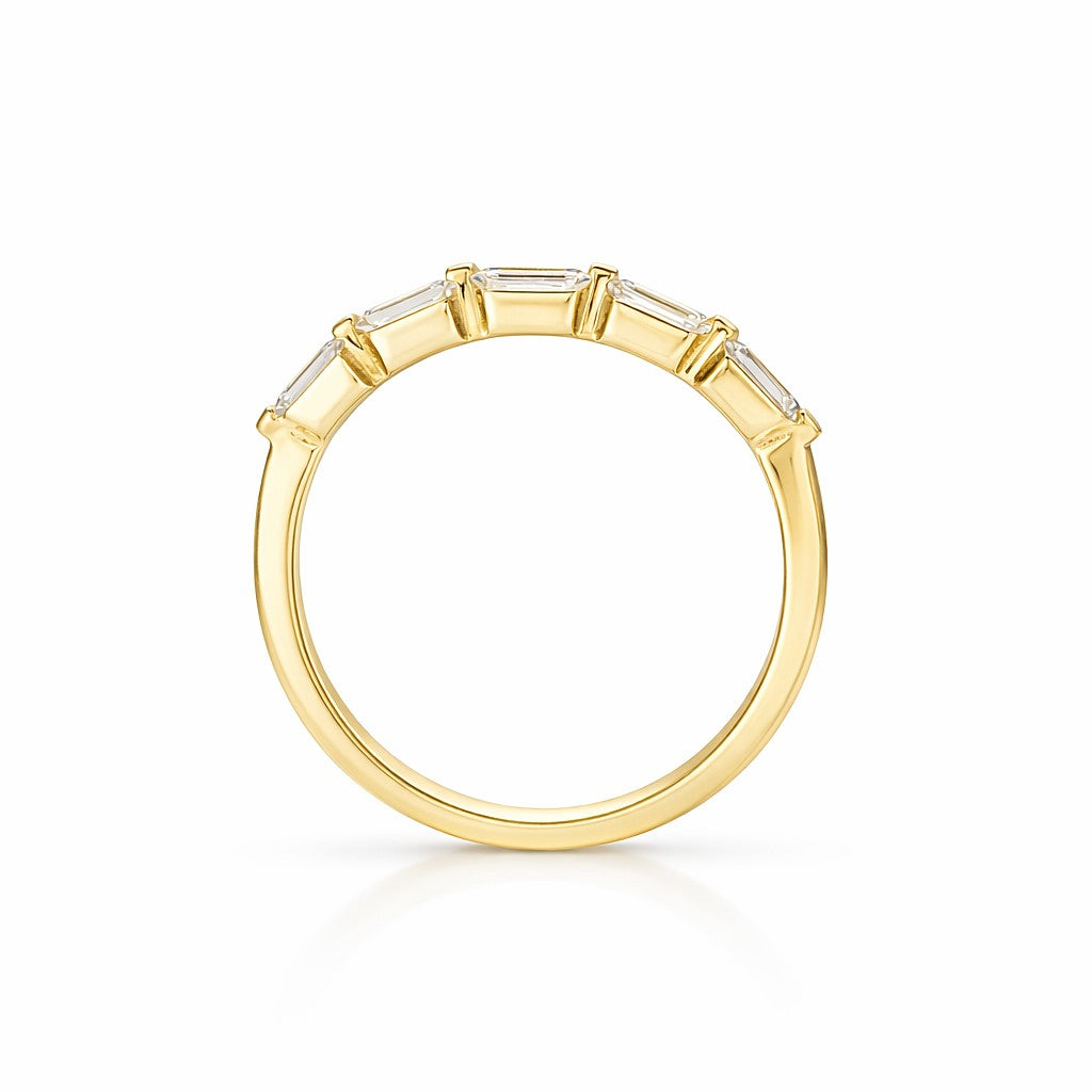 טבעת זהב בעיצוב שורה עם יהלומי מעבדה אמרלד